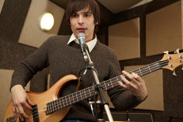 Obraz premium electro guitar player playing and singing. practice.