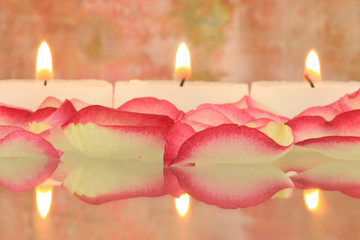 Rosenblätter mit Kerzen