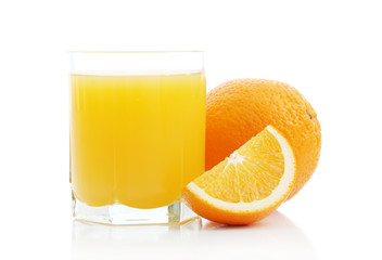 Orange juice and the cut slices
