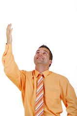 Mann mit ausgestrecktem Arm schaut nach oben