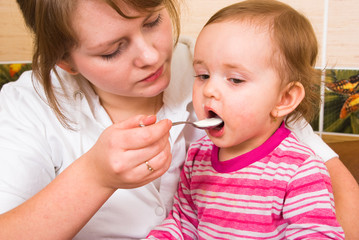 Mums feeds the child