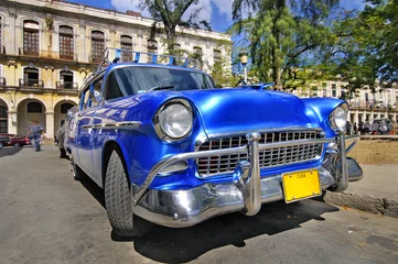 Poster Klassieke Amerikaanse auto in de straat van Havana © roxxyphotos