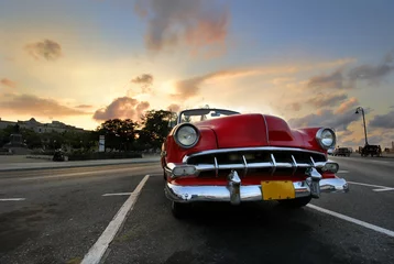 Foto auf Acrylglas Kubanische Oldtimer Rotes Auto in Havanna Sonnenuntergang