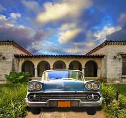 Poster Im Rahmen Altes Auto im tropischen Haus geparkt, Kuba © roxxyphotos