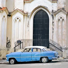 Fototapeten Altes Auto in Havanna-Gebäudefassade © roxxyphotos