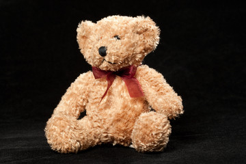 Teddy vor schwarz