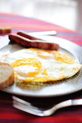 Oeuf au plat, petit déjeuner, saucisses