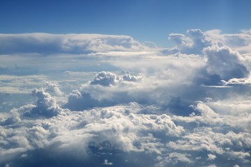 Fototapeta na wymiar Błękitne niebo widok z samolotu samolotu