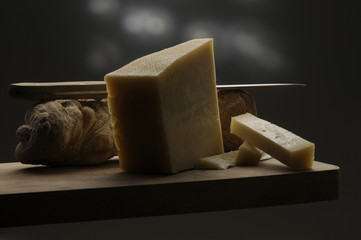 Pane e formaggio sul tagliere