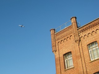 Flugzeug und Gebäue