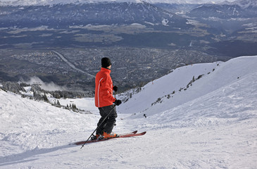 Fototapeta na wymiar Narciarze na stoku narciarskim