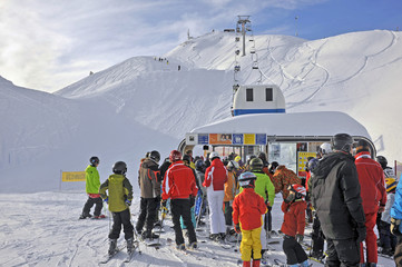 Wintersportler am Skilift