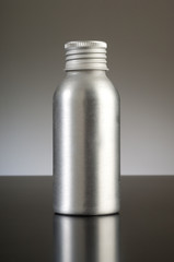 barattolo di alluminio su fondo nero