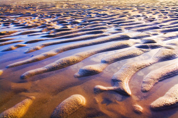 Sandwellen mit Wasser