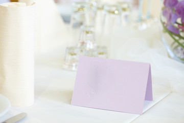 violettes Namensschild