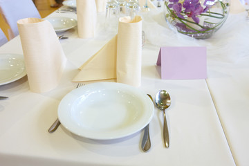 Essbesteck mit Teller und Serviette