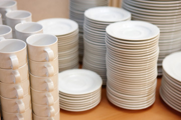 viele Teller für Buffet