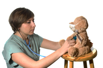 médecin qui soigne un ourson en peluche