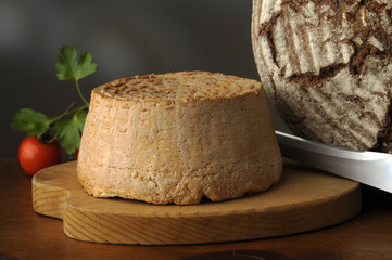 Ricotta affumicata con pane nero