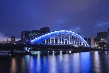 Obraz na płótnie Canvas Most oświetlone wieczystego