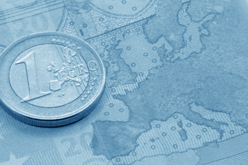 Fototapeta na wymiar Euro monety na banknotów euro (niebieski stonowanych)