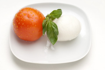 piatto pomodoro mozzarella interi