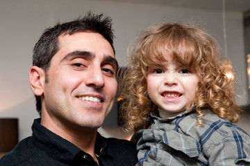 Portrait d'un papa avec son enfant