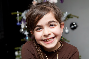 fillette souriante un soir de Noël