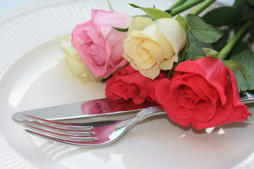 Obraz na płótnie Canvas Roses and cutlery