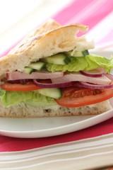 Fladenbrot Sandwich mit Schinken und Gemüse
