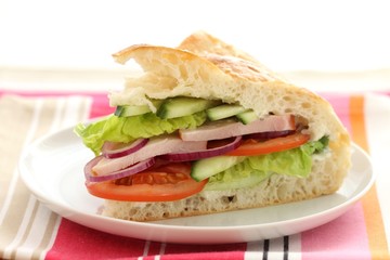 Fladenbrot Sandwich mit Schinken und Gemüse