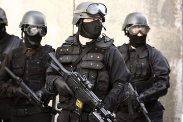SWAT officer in full tactical gear. - obrazy, fototapety, plakaty