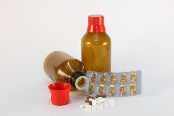 Arzneiflaschen mit Tabletten