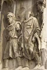 Fototapeta na wymiar bas relief vertical de l'arc de Septime Sévère