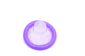 preservativo morado sobre fondo blanco
