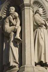 statues dans des niches sur l'île du Tibre à Rome