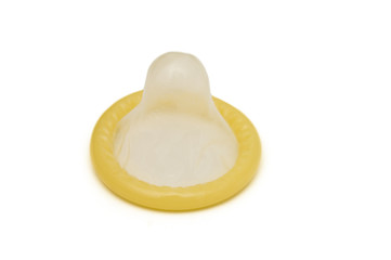 preservativo amarillo aislado sobre fondo blanco