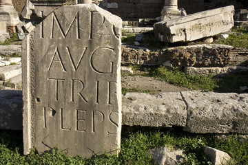 pierre avec inscription du forum romain