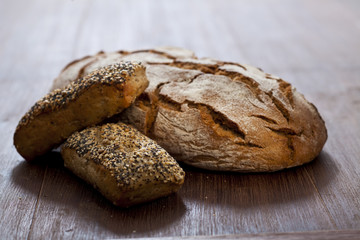 Warmes Roggenbrot und Brötchen
