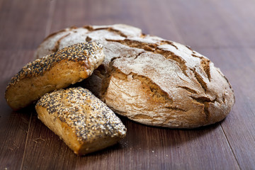 Warmes Roggenbrot und Brötchen