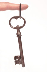 grosse clef ancienne sur un doigt
