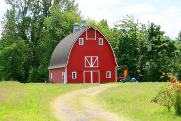 A red barn on a farm. © Peter Kim