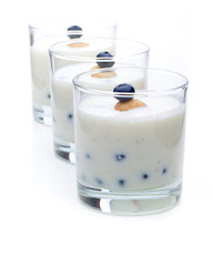 Joghurt in Gläsern hintereinander