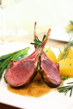 Lammkotelette mit Spargel