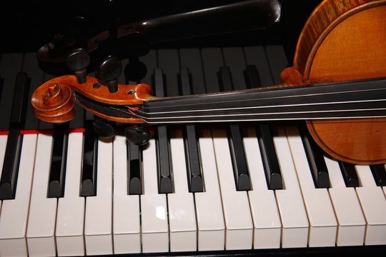 Geige auf Klavier