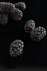 Brombeeren auf schwarz