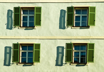 Vier Fenster