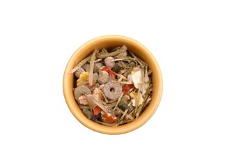 Napf mit Trockenfutter für Kaninchen freigestellt