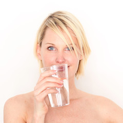 Frau trinkt ein Glas Wasser