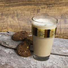 Milchkaffee und Kekse